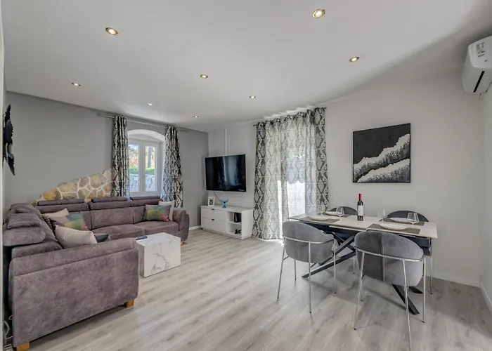 Terrace Suites-split Apartment Split